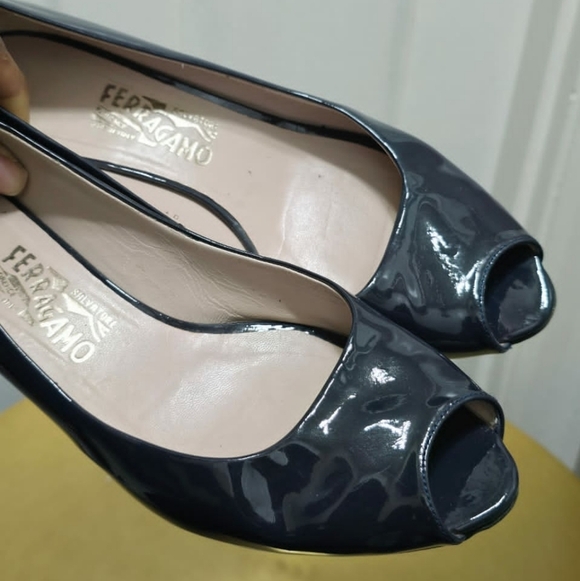 Salvatore Ferragamo Navy Blue Patent Peep-Toe Kitten Heels Size 9.5 B🌴 - Picture 5 of 10